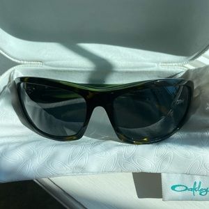 Oakley women sunglasses with case